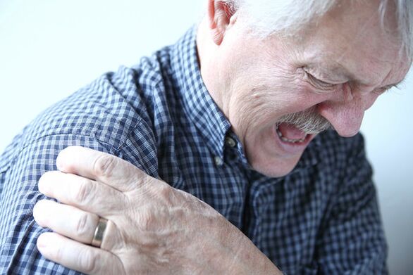 Omuz ekleminin osteoartriti tanısı alan yaşlı bir erkekte omuz ağrısı